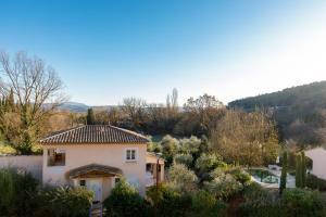 una casa en medio de un jardín en La Camiole Callian YourHostHelper, en Callian