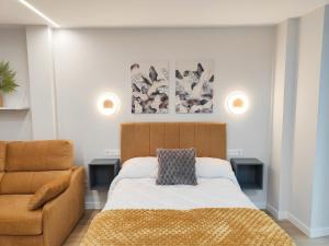 Postel nebo postele na pokoji v ubytování Apartamentos Centro Oviedo Caveda