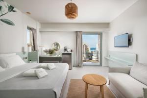 Televízia a/alebo spoločenská miestnosť v ubytovaní Callisto Seaside Homes & Suites