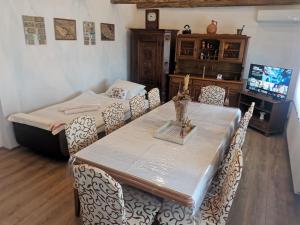een kamer met een tafel en stoelen en een bed bij Holiday house Zoki in Kutina