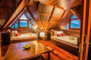 una camera con due letti e un tavolo in una barca di Lang- Villa Amara，Kamala beach luxury villa a Surin Beach