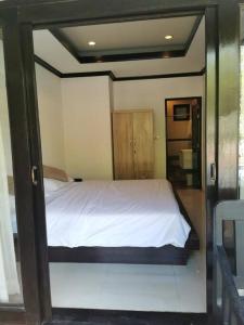 een slaapkamer met een groot wit bed. bij DD Condominium in Ban Khlong Mae Nam