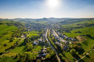 una vista aérea de un pueblo en las colinas en Anne Speicher, en Oberzissen
