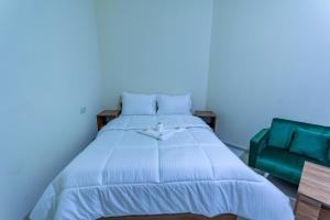 Cette chambre bleue comprend un lit et un canapé. dans l'établissement Relaxing Private Rooms in Compound Housing near Burj Alarab Villa 124, à Dubaï