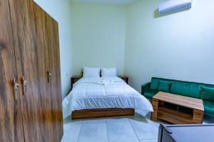 Gulta vai gultas numurā naktsmītnē Relaxing Private Rooms in Compound Housing near Burj Alarab Villa 124