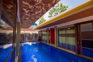 una grande piscina blu in un edificio di Pool villa 2 bedroom a Pran Buri