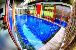 Pool villa 2 bedroom في بران بوري: مسبح كبير مع ماء ازرق في مبنى