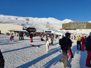eine Gruppe von Menschen, die im Schnee herumlaufen in der Unterkunft Matt & Sarah’s Cozy Family Duplex in Gudauri