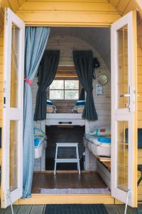 - une chambre avec 2 lits et un bureau dans une petite maison dans l'établissement Natur Camp Birštonas Small Cabins, à Birštonas