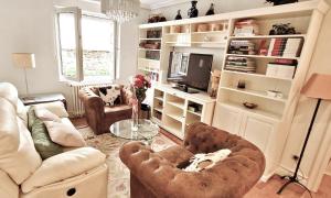 sala de estar con sofá, sillas y TV en Rest HOME, en Getxo