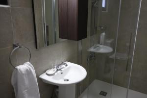a bathroom with a sink and a shower at Rifugio Retreat Bed&Breakfast in Kakopetria