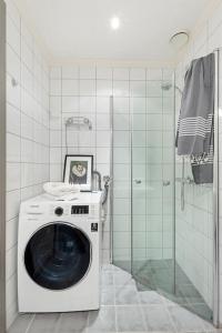 a washing machine in a bathroom with a shower at Welhavensgate 3A in Oslo