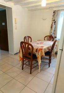 - une salle à manger avec une table et des chaises dans l'établissement Belle chambre dans un quartier calme, à Bruxelles