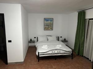1 dormitorio con 1 cama y cortina verde en Vila Eell, en Borsa