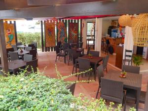ein Restaurant mit Tischen und Stühlen in einem Zimmer in der Unterkunft Hava Resort Calatagan 