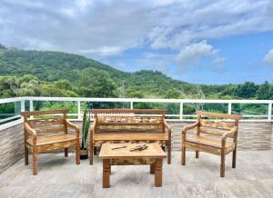 eine Terrasse mit 2 Stühlen und einem Tisch auf dem Balkon in der Unterkunft Paraíso! Linda cobertura com vista 360°! in Governador Celso Ramos