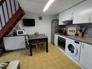 Kuchyň nebo kuchyňský kout v ubytování T2 mezzanine la grande bleue PORT LEUCATE + 7 fotografií