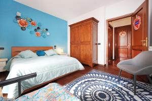 a bedroom with a bed and a blue wall at Alla fiera di Roma in Ponte Galeria