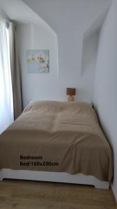 a bedroom with a bed with a bedspread on it at Altstadtwohnungen "Grünberg 1D" & "Gmunden 3D mit Seeblick" im Zentrum von Gmunden in Gmunden