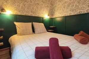 een slaapkamer met een groot bed met een paarse stoel bij Appartement cosy jardin en ville in Angoulême