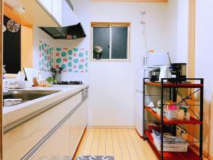 A cozinha ou cozinha compacta de 無料駐車場 3階建て一軒家 最大10人 3寝室 2トイレ ペットOK家族団体向き Usj 道頓堀 難波近い