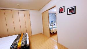 Cama ou camas em um quarto em 無料駐車場 3階建て一軒家 最大10人 3寝室 2トイレ ペットOK家族団体向き Usj 道頓堀 難波近い