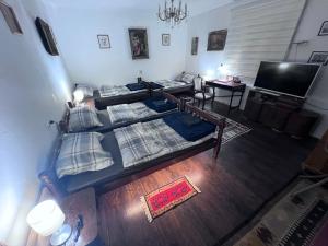 an overhead view of a bedroom with two beds at Prenoćište Jocic in Pirot