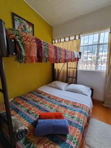 錫帕基拉的住宿－ZIPA HOSTEL，一间卧室配有一张带床罩的双人双层床