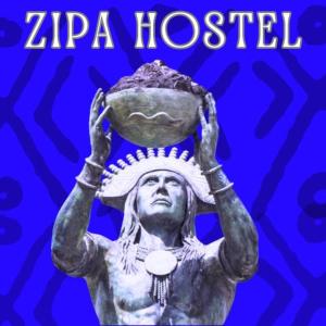 錫帕基拉的住宿－ZIPA HOSTEL，扎帕旅馆一所雕像,头上有一碗