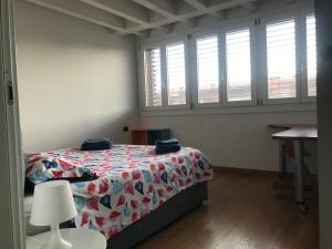 Posteľ alebo postele v izbe v ubytovaní attico in un'oasi di verde sui navigli - NavigliApartments