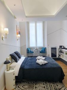 a bedroom with a large bed with towels on it at CASA IVH BNB in Florence