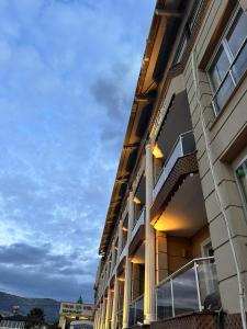 ein Gebäude mit Balkon auf der Seite in der Unterkunft Truva Life Hotel in Samandağı