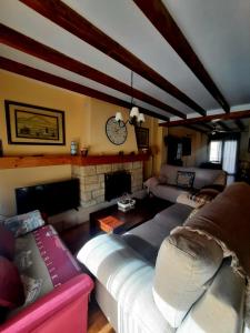 sala de estar con sofá y chimenea en Casa Cotis Beceite en Beceite