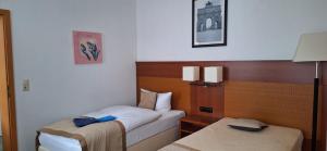 Zimmer mit 2 Betten in einem Hotelzimmer in der Unterkunft Hotel Boizenburger Hof in Boizenburg