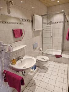 a bathroom with a sink and a toilet at Gästehaus Zur Post Spickermann in Xanten
