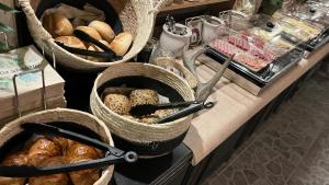 eine Bäckerei mit Körben mit Brot und Gebäck auf der Theke in der Unterkunft Haus Tauern Am See in Heiterwang