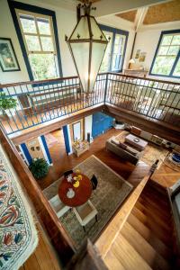una vista aérea de una sala de estar con una mesa de madera en Pousada Ronco do Bugio, en Piedade
