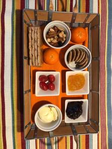 een dienblad met verschillende soorten voedsel op een tafel bij Prachtig guesthouse aan het water in Almere