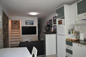 una cucina e un soggiorno con frigorifero bianco di Casa de Isa VV-2776-AS a Cudillero