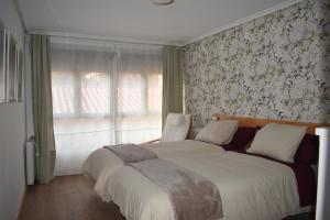 una camera da letto con un letto grande e una finestra di Casa de Isa VV-2776-AS a Cudillero