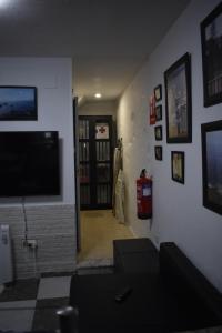 un soggiorno con una TV a schermo piatto su una parete di Casa de Isa VV-2776-AS a Cudillero