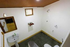Golden Beach Chalets في آروغام باي: حمام مع حوض ومرحاض