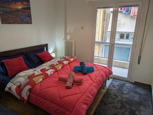 Lavender-Emma cosy apartment near city center في أثينا: غرفة نوم مع سرير مع اثنين من الحيوانات المحشوة عليه