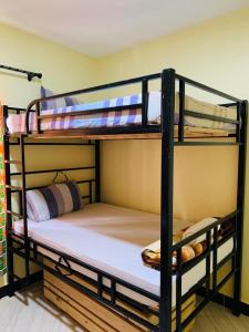 Uma ou mais camas em beliche em um quarto em Haika Hilltop Hideaway