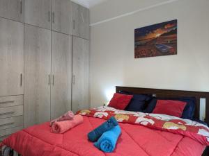 Lavender-Emma cosy apartment near city center في أثينا: غرفة نوم مع سرير مع اثنين من الحيوانات المحشوة عليه