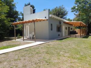 una gran casa blanca con pérgola en Los Robles, en Mercedes