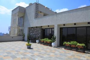 un edificio con macetas al costado. en Bella Furnished Apartment 2 en Addis Abeba