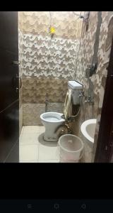 Bathroom sa Arora guest house