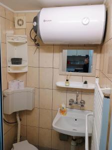 Un baño pequeño con lavabo y espejo. en Болярска10, en Burgas