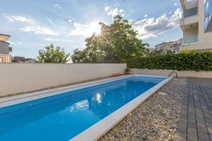 Bazén v ubytování Apartments Podstrana with shared Pool nebo v jeho okolí